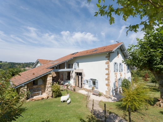 Chambres d'hôtes de charme , Ferme Elhorga - Maison d'hôtes & Gîtes au Pays basque, saint pee sur nivelle 64310